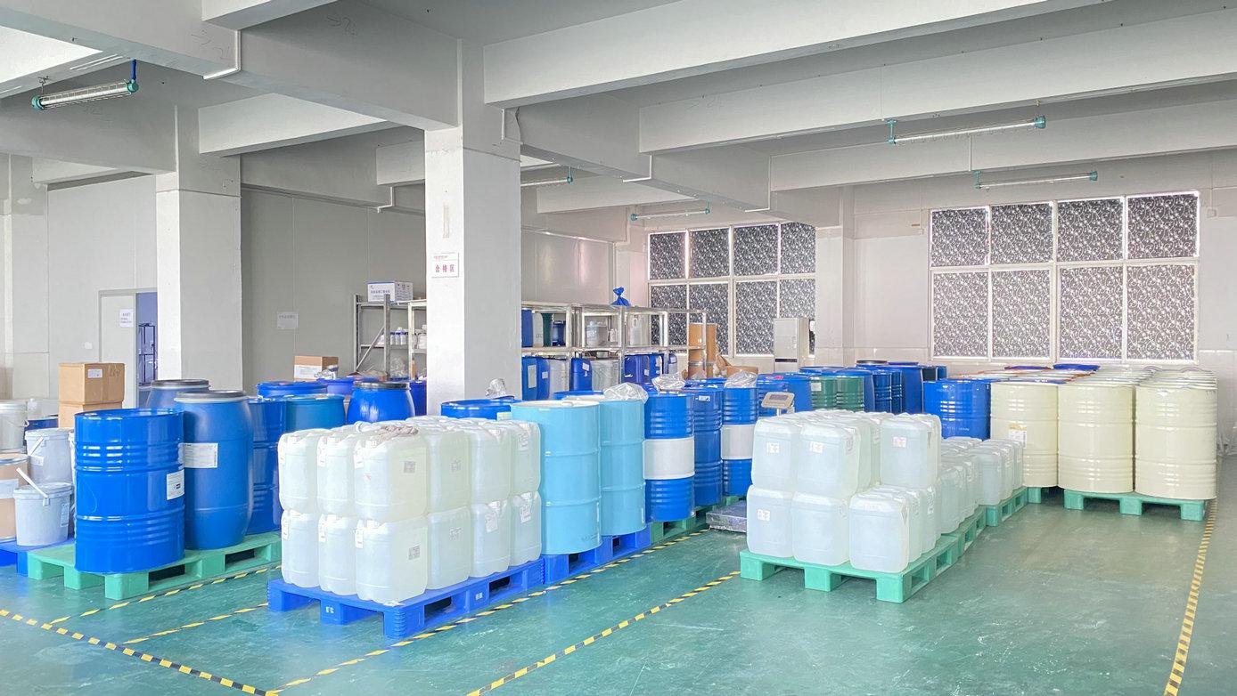 Bulk cosmetic-grade 1,2-Pentanediol supplied by Runtai Chemical with professional packaging